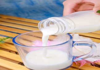 宝宝多大可以喝鲜牛奶 鲜牛奶和纯牛奶哪个更适合宝宝喝