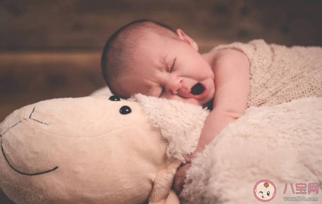 宝宝睡太久要叫醒喂奶吗 不同月龄怎么做
