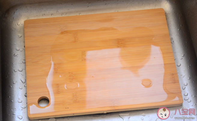 菜板用开水烫一下能烫干净吗 砧板如何清洁使用