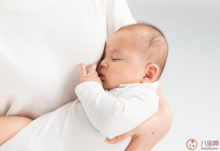 宝宝能一直抱着睡吗 一岁内宝宝经常抱着有风险吗