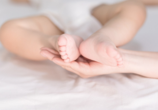 为什么新生儿双腿总是蜷缩着 宝宝绑腿会变直吗
