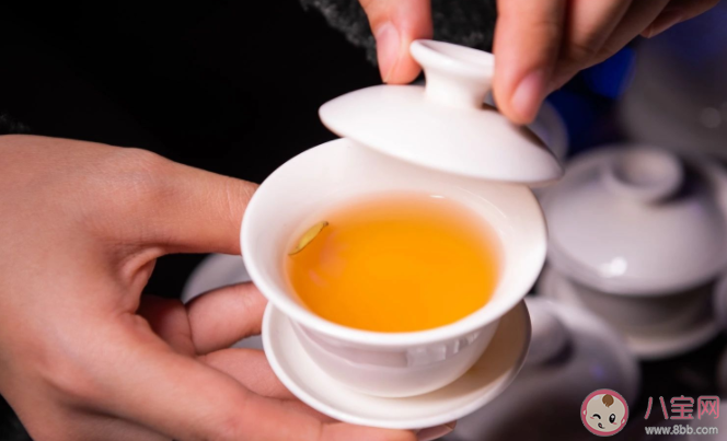 茶和酒哪个更适合在社交场合饮用 酒要满茶要浅的习俗礼仪有什么讲究
