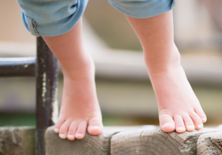 孩子扭伤脚踝的正确做法是什么 如何预防扭伤脚踝