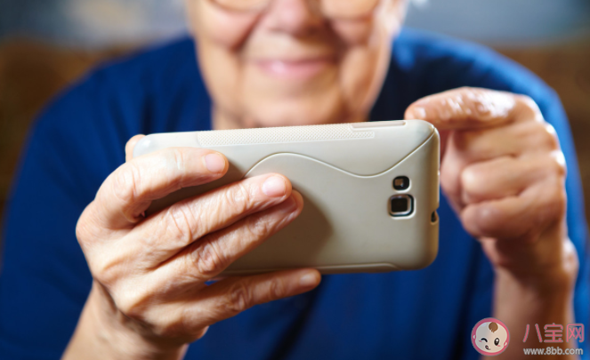 为何沉迷上网的老年人越来越多 长时间上网对老年人的身心健康有哪些影响