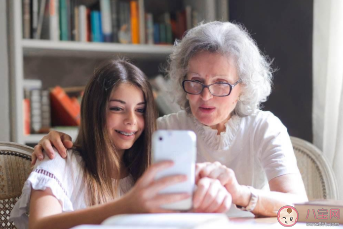 为何沉迷上网的老年人越来越多 长时间上网对老年人的身心健康有哪些影响