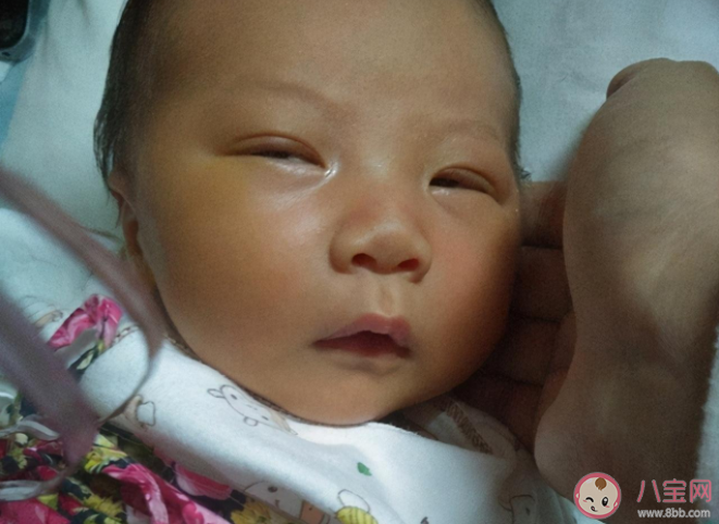 新生宝宝睁眼睛越早命越好吗 宝宝睁眼时间早晚和什么有关