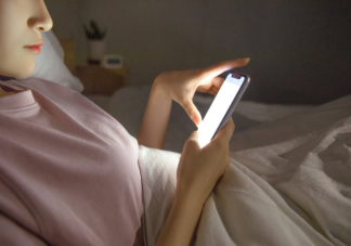 睡前长时间玩手机或增加抑郁几率 睡前玩手机多长时间算长