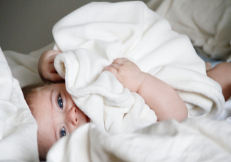 给婴幼儿多穿多盖会有什么后果 如何给宝宝正确保暖
