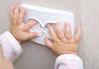宝宝总爱摸插座怎么办 孩子为什么喜欢摸插座