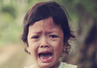 孩子经常偷偷哭泣怎么处理 孩子情绪低落的危害