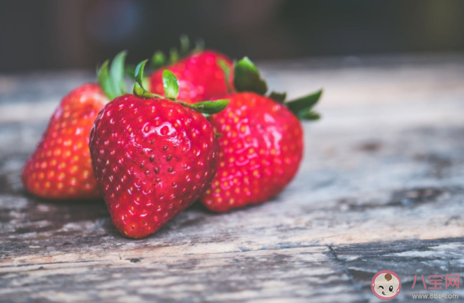 草莓|草莓清洗后水变色是染色了吗 草莓越来越大是不是用了膨大剂