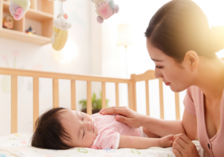 孩子几岁可以培养自主入睡 如何让宝宝学着在床里睡