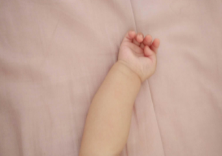 宝宝拇指内扣会影响智力发育吗 怎么判断是不是拇指内扣