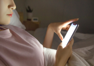 躺床上玩手机为什么越玩越精神 躺着玩手机有什么危害