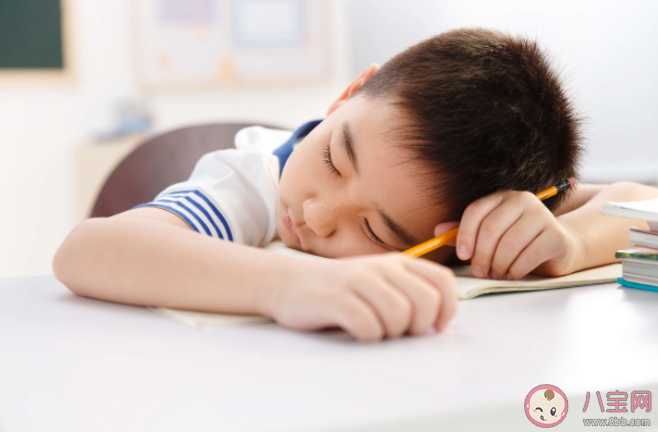 孩子趴着桌子午睡会影响颈椎发育吗 趴桌午睡有多伤