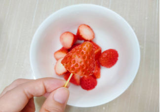 小朋友为什么只吃草莓尖 小孩子只吃草莓尖要不要教育