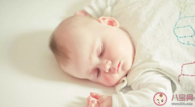 宝宝睡觉的时候爱伸手怎么办 宝宝举手睡觉多久会消失