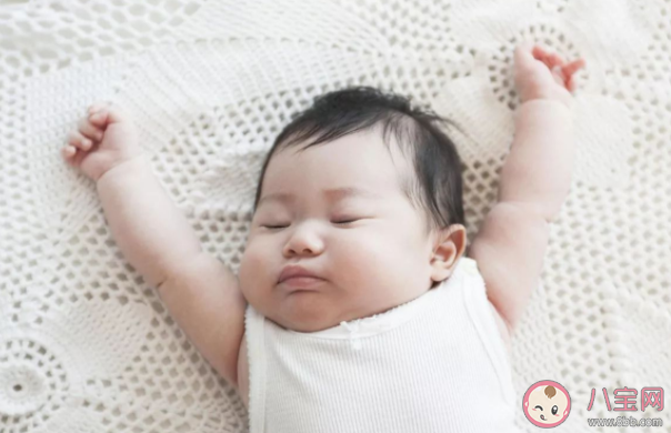 宝宝睡觉的时候爱伸手怎么办 宝宝举手睡觉多久会消失