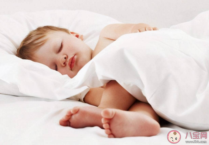婴儿睡觉必须盖着肚子才行吗 孩子睡觉老是爱蹬被子怎么办