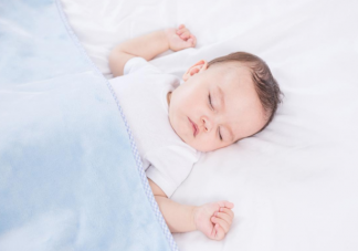 婴儿睡觉必须盖着肚子才行吗 孩子睡觉老是爱蹬被子怎么办