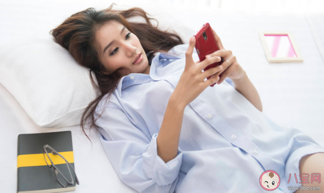 睡前玩手机8分钟兴奋超1小时 睡前忍不住玩手机怎么降低伤害