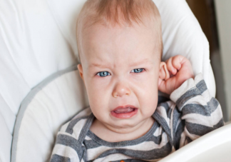 孩子躺着用奶瓶喝奶会引发中耳炎吗 孩子为什么更容易得中耳炎