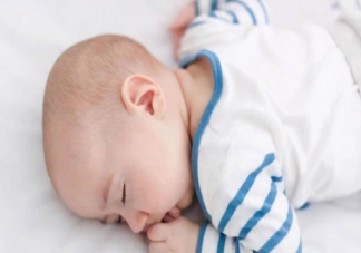 趴睡会影响脸型吗 1岁以内的宝宝适合什么睡姿
