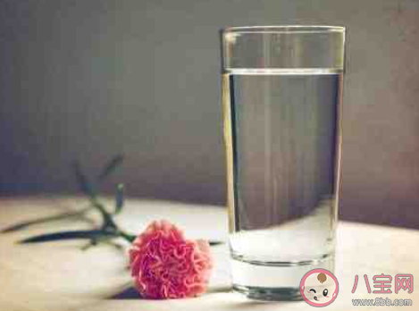 喝水不足会有哪些健康风险 哪些情况代表你的身体缺水了