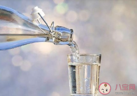 喝水不足会有哪些健康风险 哪些情况代表你的身体缺水了