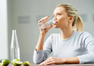 每天一定要喝够八杯水吗 该喝多少水有标准吗