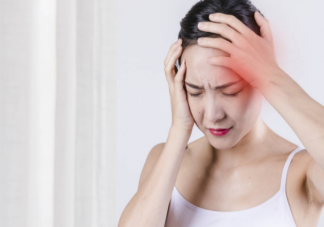 一来月经就头痛是怎么回事 月经头痛正常吗
