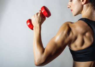 女性练肌肉更难吗 女生做力量训练身材就会变丑吗