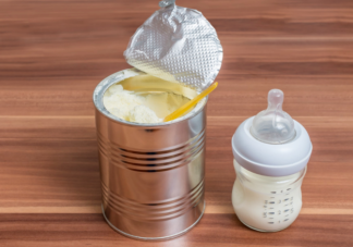 母乳可以冲奶粉吗 给婴儿冲奶粉应该用什么水