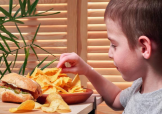 禁止孩子吃零食好吗 孩子吃零食上瘾怎么办