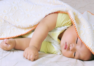 趴睡更不容易呛奶吗 新生婴儿什么睡姿是正确的