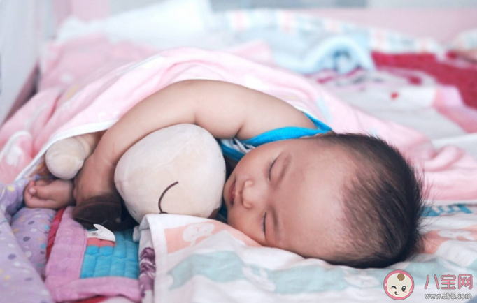 宝宝总是需要大人抱着走路才睡怎么办 如何培养宝宝良好的睡眠习惯