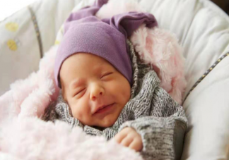 宝宝总是需要大人抱着走路才睡怎么办 如何培养宝宝良好的睡眠习惯