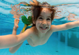 孩子学习游泳的注意事项 选择游泳课时应该注意什么