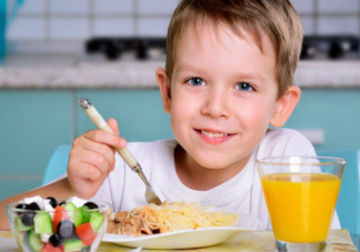 怎样安排孩子的饮食可以避免暴饮暴食 为什么健康饮食孩子非常重要