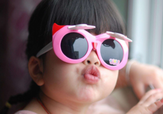 夏天孩子外出可以戴太阳镜吗 1岁多的宝宝能戴墨镜吗
