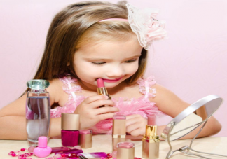 为什么孩子喜欢玩化妆品 儿童彩妆玩具≠儿童化妆品