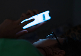 常常关灯看手机会瞎吗 关灯玩手机有哪些后遗症