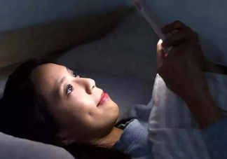 睡前玩手机能缓解抑郁情绪吗 睡前玩多久手机合适