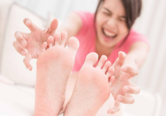 怎么用盐洗脚缓解脚臭 为什么有的人脚臭有的人脚不臭