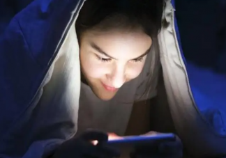 研究发现睡前玩手机伤眼又折寿 为什么睡前不要玩手机