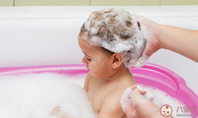 孩子多大异性父母不能帮忙洗澡 孩子有哪些表现应停止帮忙