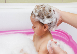 孩子多大异性父母不能帮忙洗澡 孩子有哪些表现应停止帮忙