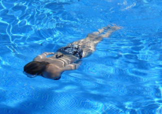 夏天游泳入水前很多人喜欢用泳池水擦洗胸部四肢等是为了什么 蚂蚁庄园6月30日答案