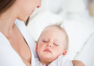 为什么宝宝吃完奶就睡 奶睡对宝宝有哪些影响
