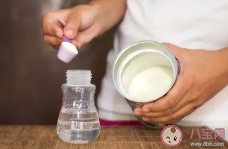 给宝宝冲奶粉|如何给宝宝冲奶粉 夏天宝宝喝奶的注意事项有哪些